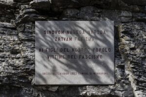 Spominska plošča žrtvam fašizma in nacizma v Colu