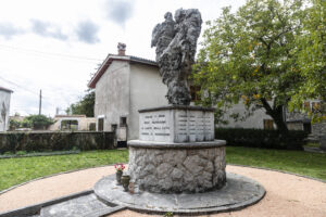 Spomenik padlim domačinom v Gabrovcu