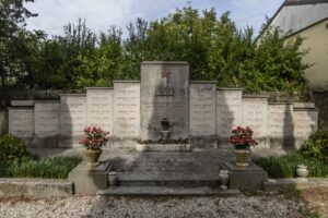 Spomenik padlim domačinom na pokopališču v Križu