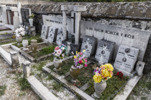 Spomenik padlim v NOB na pokopališču v Mačkoljah