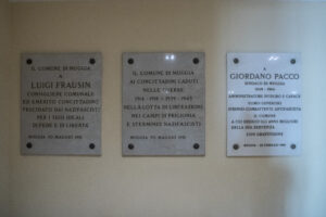 Spominska plošča aktivistu Luigiju Frausinu v Miljah