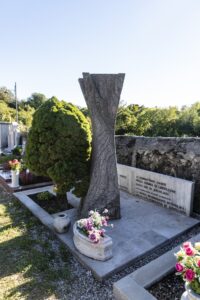 Partizanski grob osmim neznanim partizanom na Proseku
