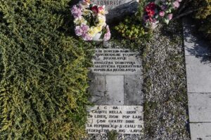 Spomenik padlim domačinom na pokopališču na Katinari
