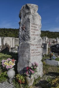 Spomenik padlim domačinom na pokopališču na Katinari