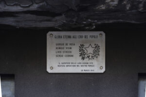Spominska plošča na ulici Massimo D'Azeglio, posvečena obešenim gapovcem