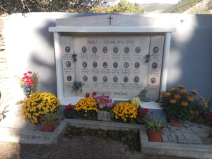 Partizanski grob na pokopališču v Boljuncu