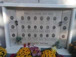 Partizanski grob na pokopališču v Boljuncu